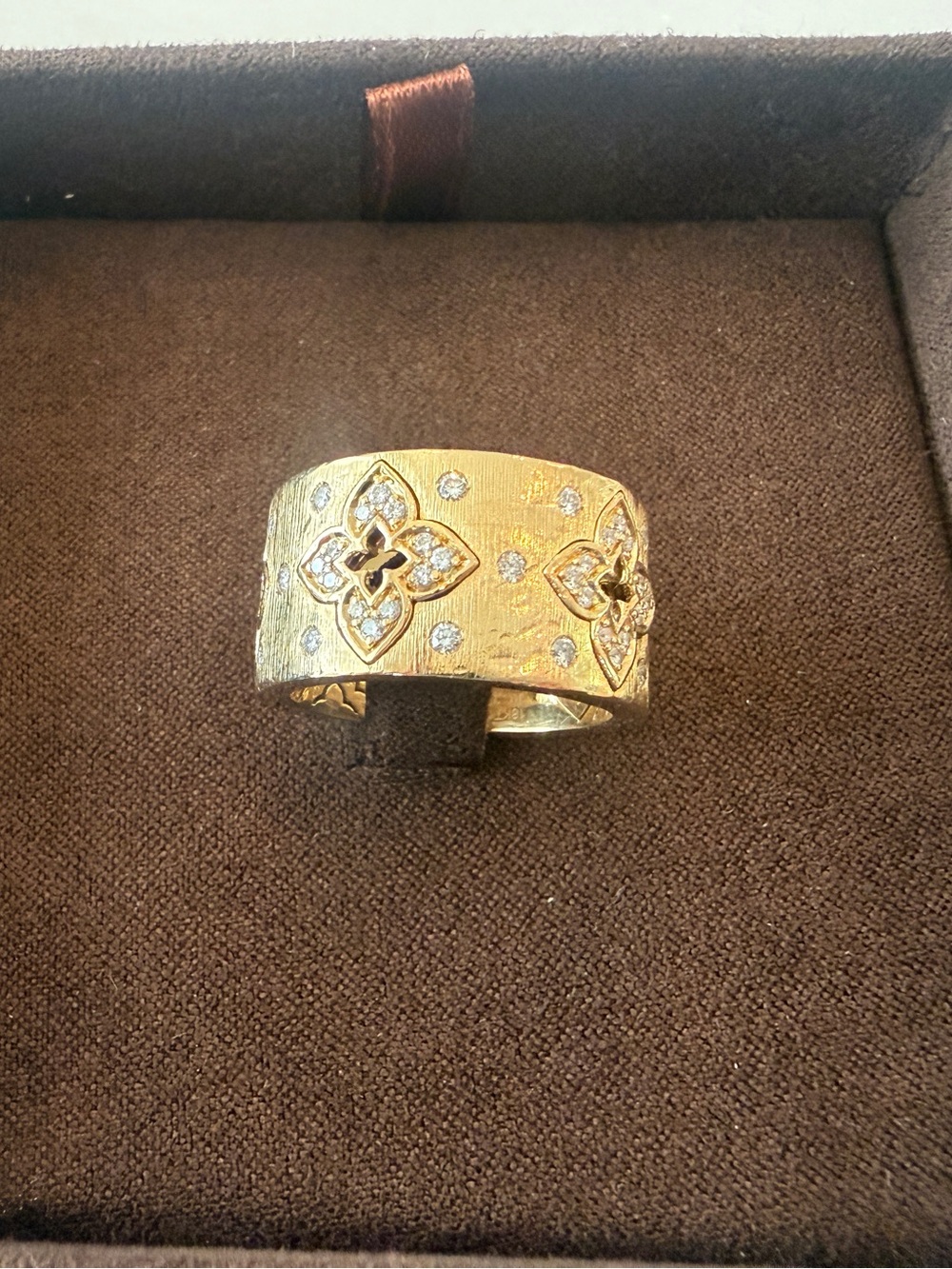 Roberto Coin Venetian Princess 18k gold ring. Size 6.5